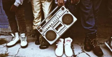 El "boom bap" es un estilo de producción y ritmo en el hip hop que se hizo popular en la década de 1990. Se caracteriza por su uso de muestras de batería y ritmos pesados, así como por su énfasis en las letras y la habilidad de los MCs para rimar.